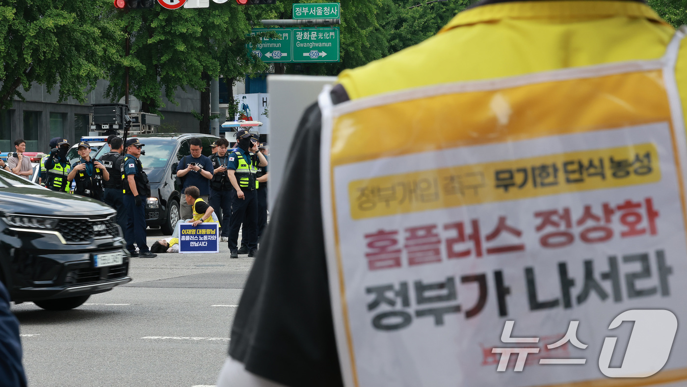 (서울=뉴스1) 임세영 기자 = 홈플러스 노조원들이 25일 오후 서울 종로구 정부서울청사 인근에서 대통령 면담을 요구하며 청와대 방향으로 횡단해 도로에 누워있다.  2026.5.2 …