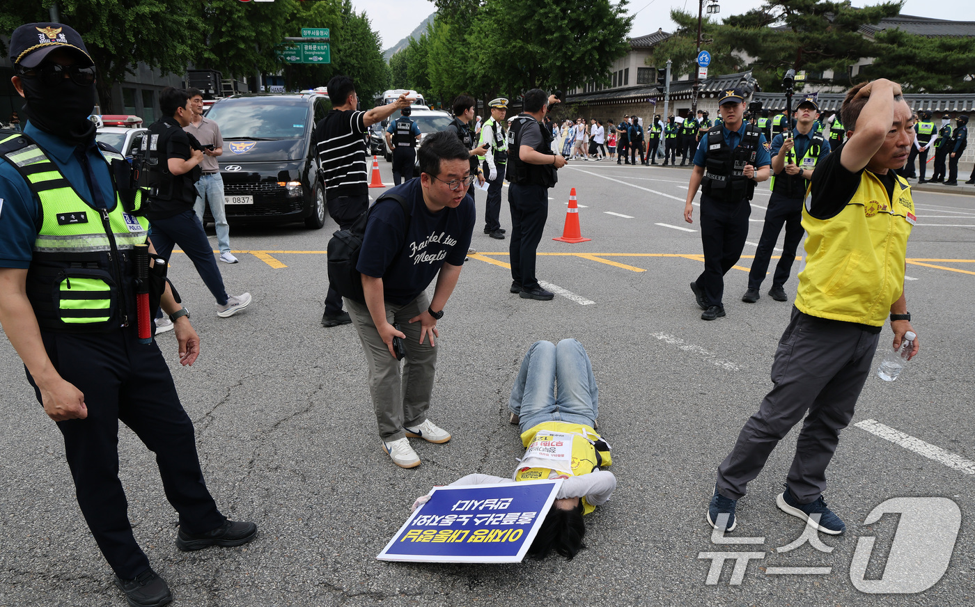 (서울=뉴스1) 임세영 기자 = 홈플러스 노조원들이 25일 오후 서울 종로구 정부서울청사 인근에서 대통령 면담을 요구하며 청와대 방향으로 횡단해 도로에 누워있다.  2026.5.2 …