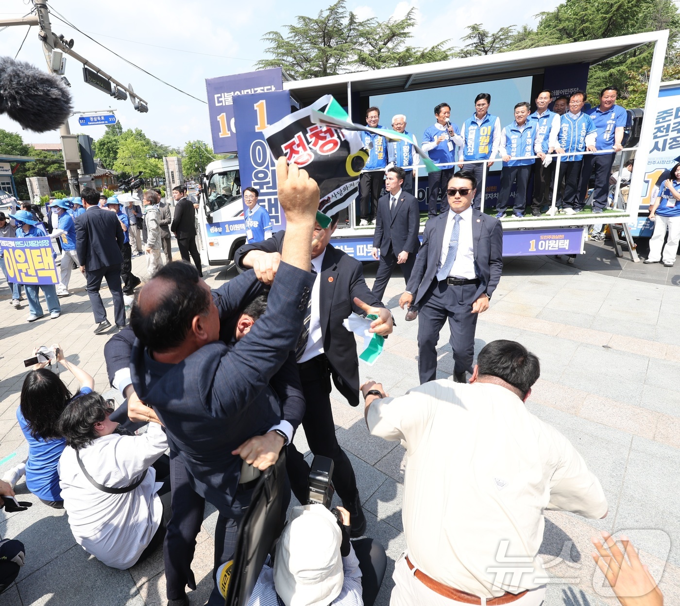 (전주=뉴스1) 유경석 기자 = 정청래 더불어민주당 총괄상임선대위원장이 25일 전북 전주시 전북대학교 구정문 앞에서 열린 집중유세에 참석해 민주당 후보 지지를 호소하던 중 한 남성 …