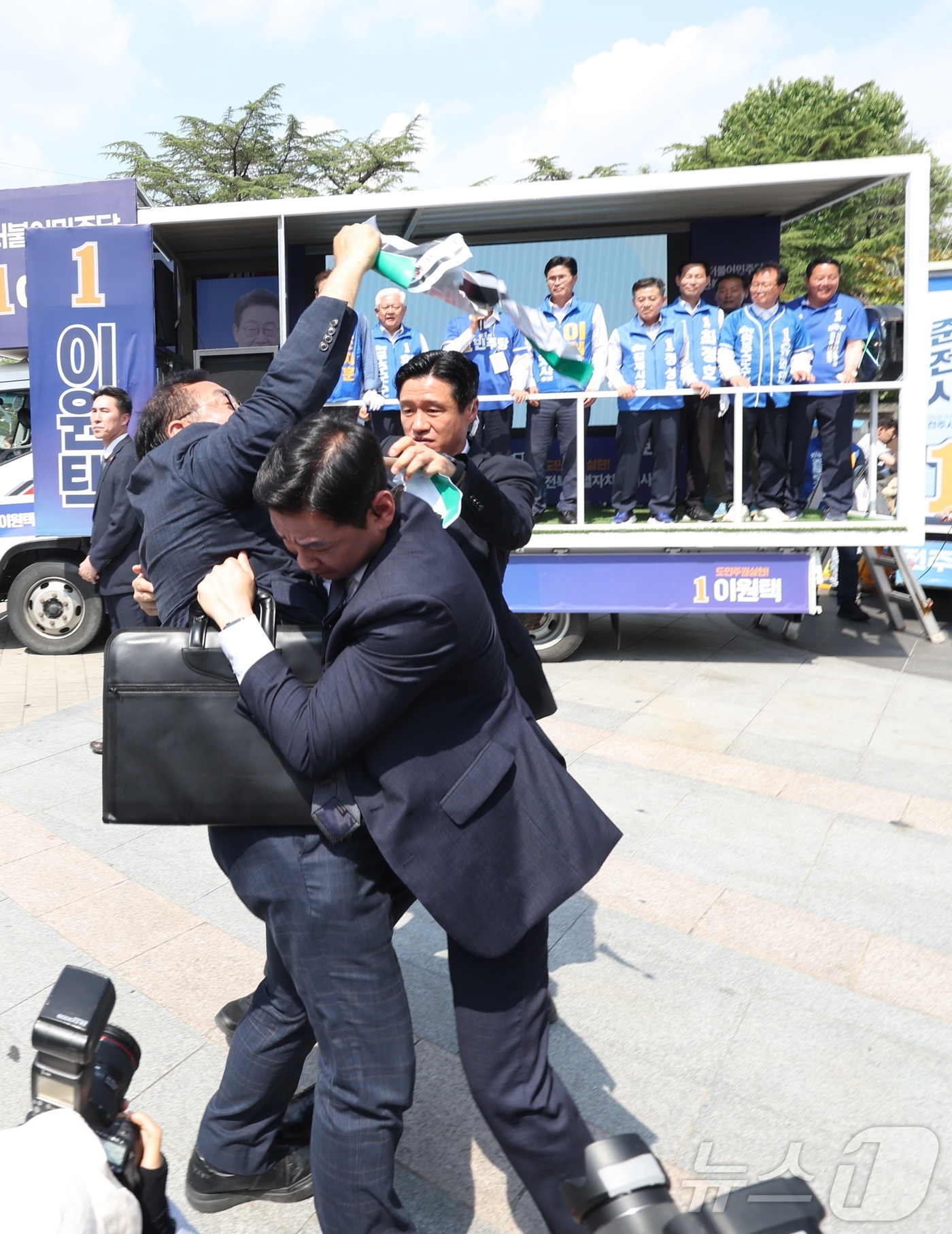 (전주=뉴스1) 유경석 기자 = 정청래 더불어민주당 총괄상임선대위원장이 25일 전북 전주시 전북대학교 구정문 앞에서 열린 집중유세에 참석해 민주당 후보 지지를 호소하던 중 한 남성 …