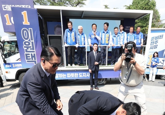 정청래 전주 유세 현장서 기습 시위…경찰, 2명 수사