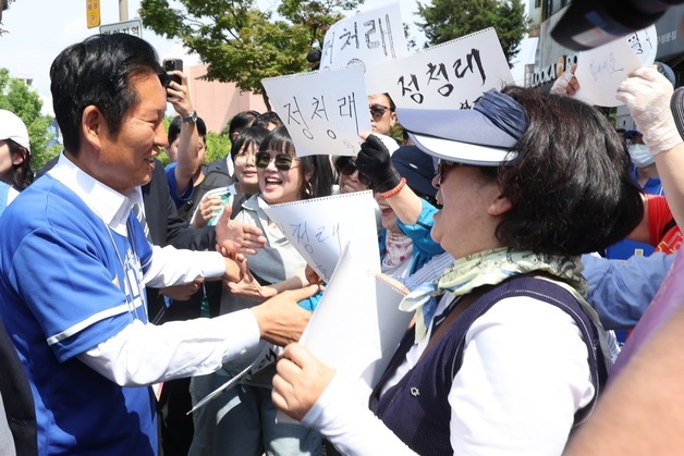 전주 찾은 정청래 반기는 지지자들