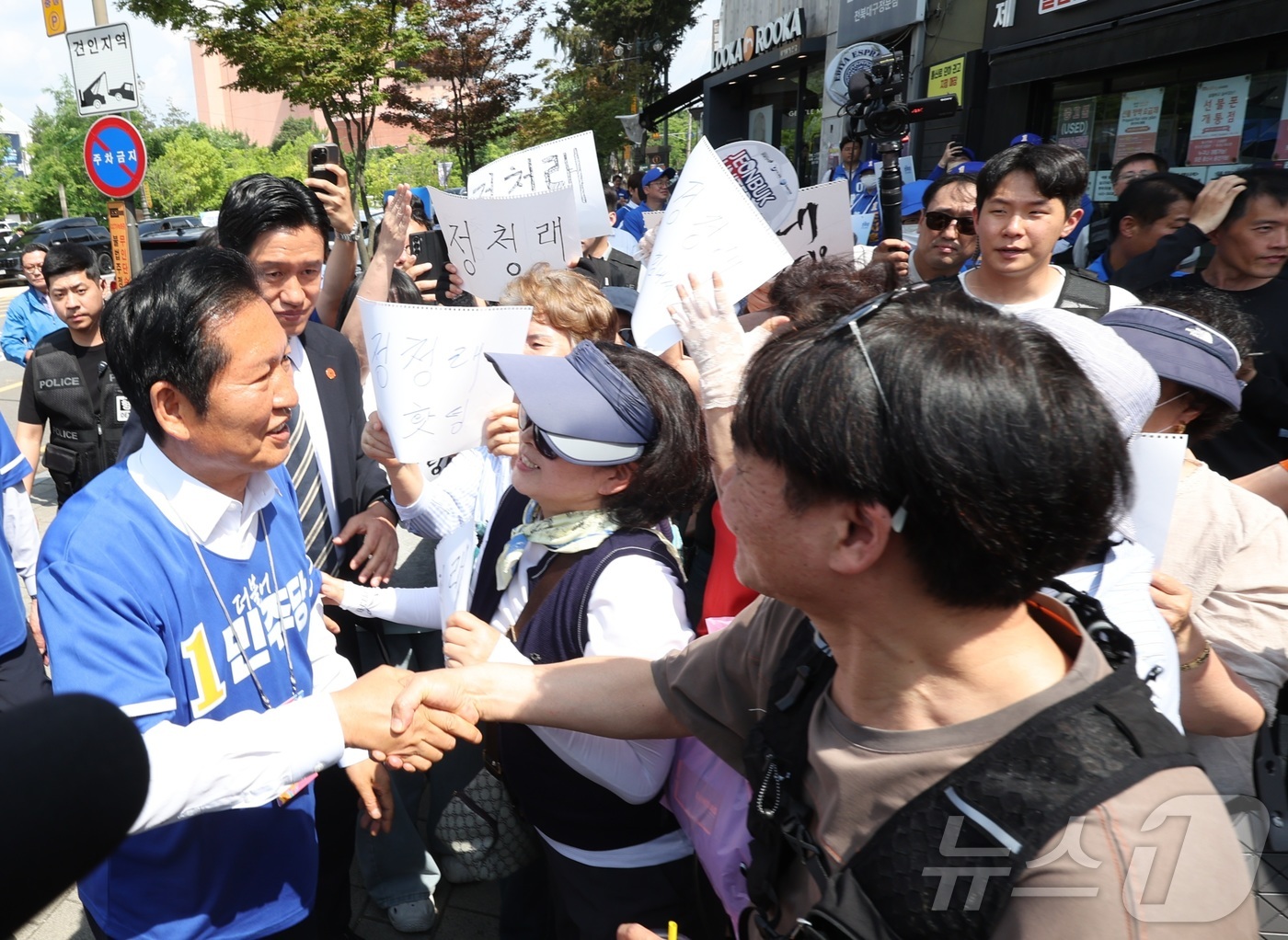 (전주=뉴스1) 유경석 기자 = 정청래 더불어민주당 총괄상임선대위원장이 25일 전북 전주시 전북대학교 구정문 앞에서 열린 집중유세 참석을 위해 이동하고 있다. 2026.5.25/뉴 …
