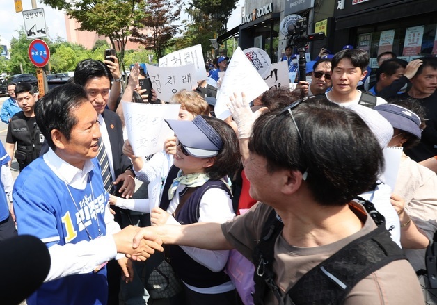 지지자들과 인사하는 정청래