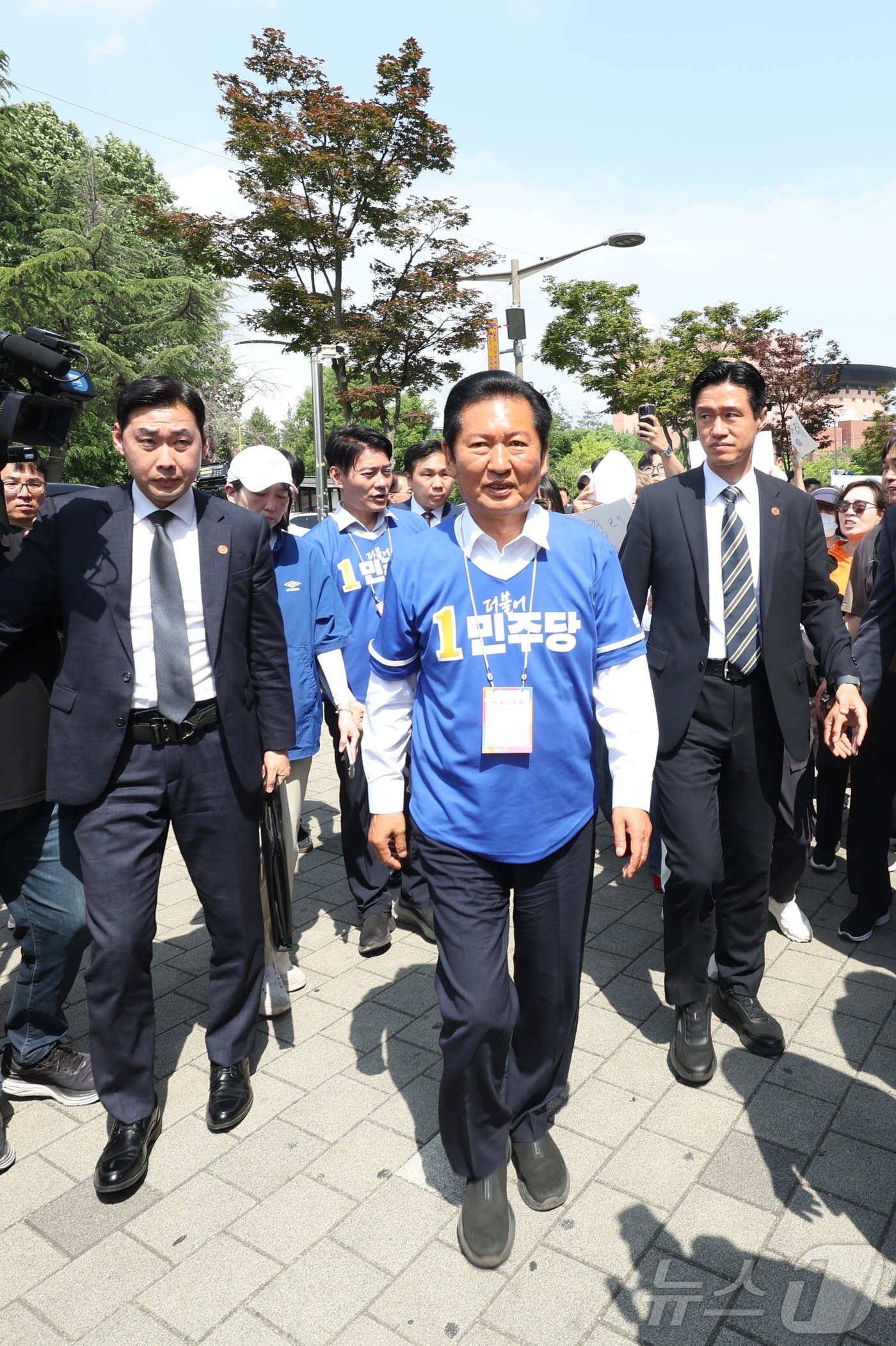 (전주=뉴스1) 유경석 기자 = 정청래 더불어민주당 총괄상임선대위원장이 25일 전북 전주시 전북대학교 구정문 앞에서 열린 집중유세 참석을 위해 이동하고 있다. 2026.5.25/뉴 …
