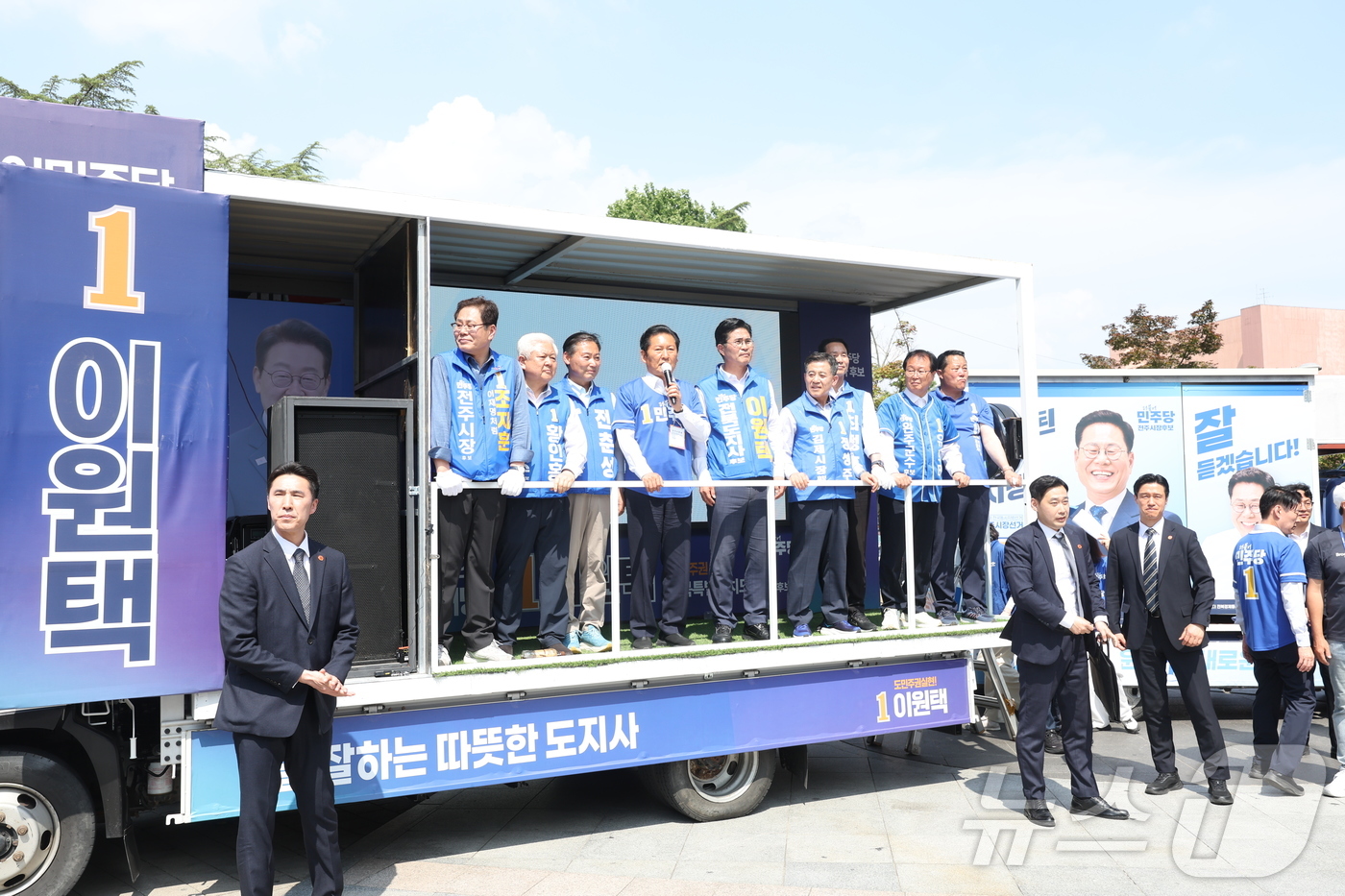 (전주=뉴스1) 유경석 기자 = 정청래 더불어민주당 총괄상임선대위원장이 25일 전북 전주시 전북대학교 구정문 앞에서 열린 집중유세에 참석해 민주당 후보 지지를 호소하고 있다. 20 …