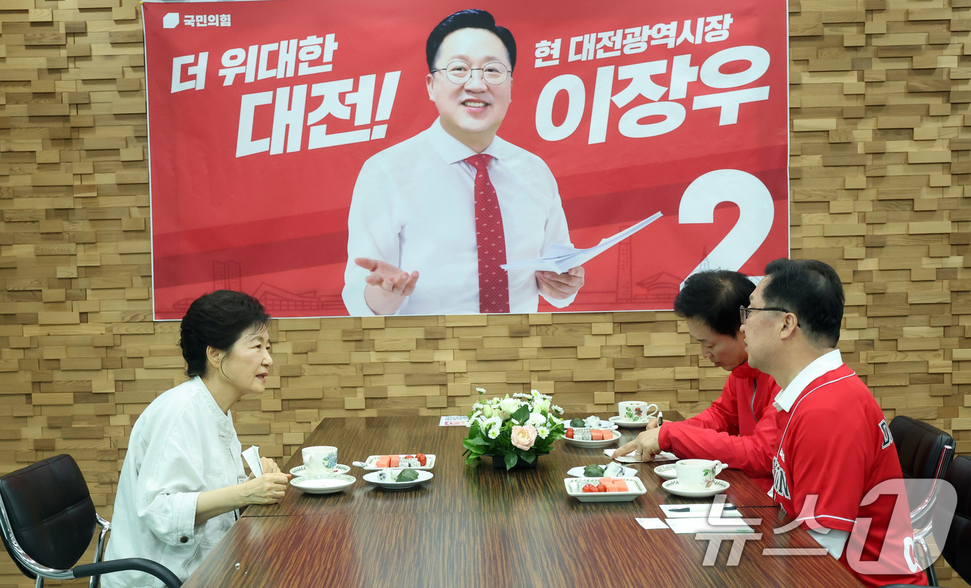 (대전=뉴스1) 김기태 기자 = 박근혜 전 대통령이 25일 오후 대전시 서구 탄방동 국민의힘 이장우 대전시장 후보 선거 캠프를 찾아 이 후보와 대화하고 있다. (공동취재) 2026 …