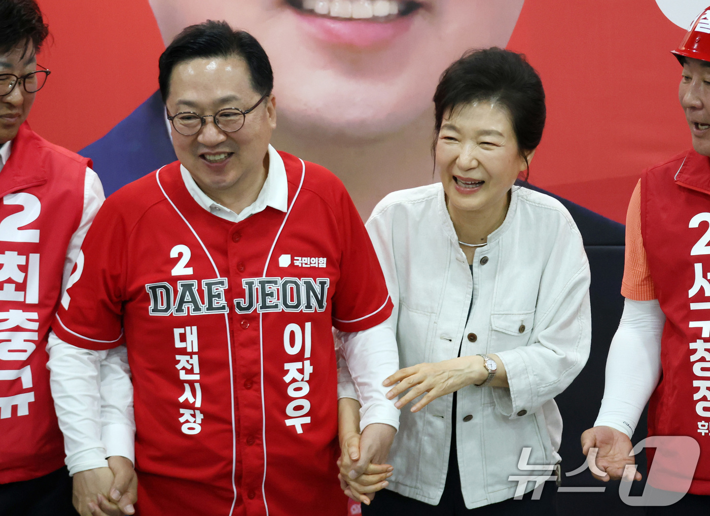 (대전=뉴스1) 김기태 기자 = 박근혜 전 대통령이 25일 오후 대전시 서구 탄방동 국민의힘 이장우 대전시장 후보 선거 캠프를 찾아 이 후보 지지 발언을 하고 있다. (공동취재) …