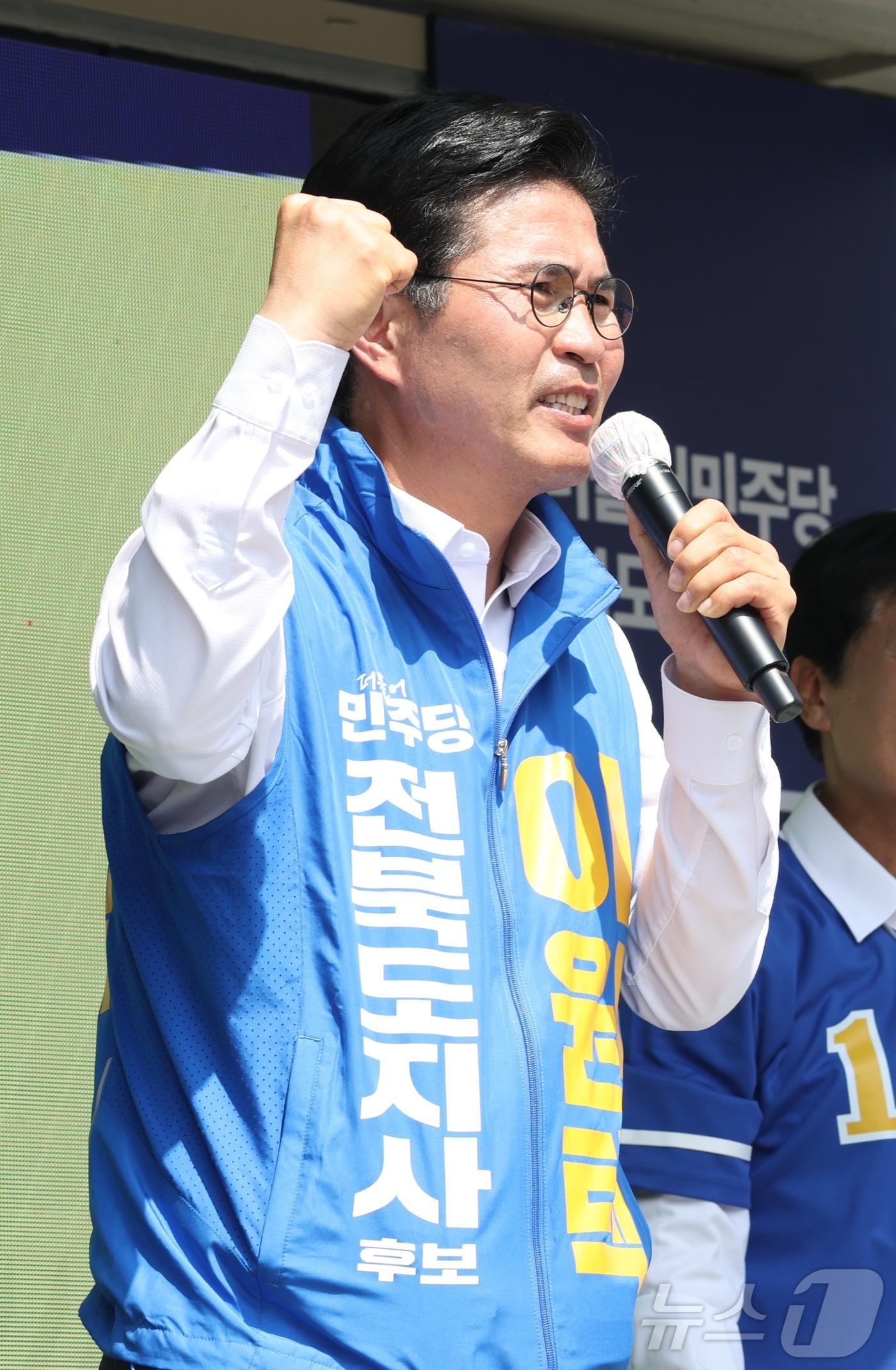 (전주=뉴스1) 유경석 기자 = 이원택 더불어민주당 전북도지사 후보가 25일 전북 전주시 전북대학교 구정문 앞에서 열린 집중유세에서 지지를 호소하고 있다. 2026.5.25/뉴스1 …