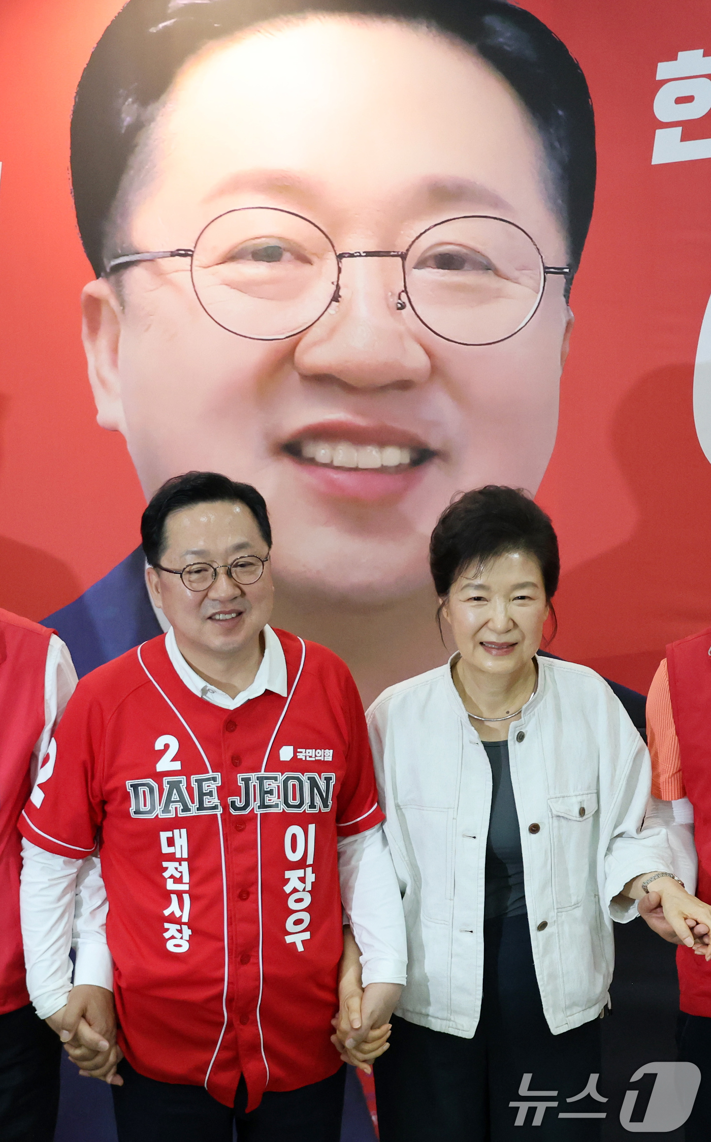 (대전=뉴스1) 김기태 기자 = 박근혜 전 대통령이 25일 오후 대전시 서구 탄방동 국민의힘 이장우 대전시장 후보 선거 캠프를 찾아 이 후보 지지 발언을 하고 있다. (공동취재) …