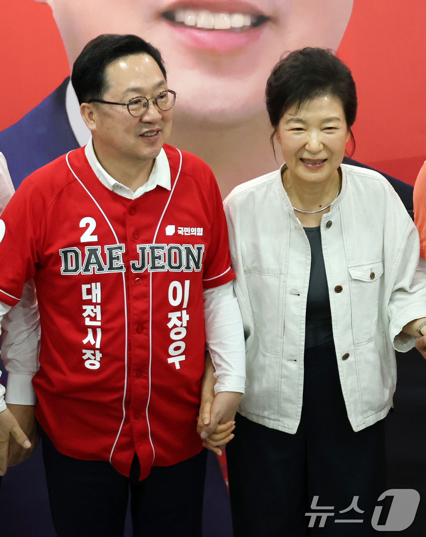 (대전=뉴스1) 김기태 기자 = 박근혜 전 대통령이 25일 오후 대전시 서구 탄방동 국민의힘 이장우 대전시장 후보 선거 캠프를 찾아 이 후보 지지 발언을 하고 있다. (공동취재) …