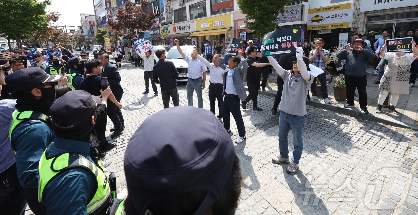 (전주=뉴스1) 유경석 기자 = 정청래사당화저지 범도민대책회의 관계자들이 25일 전북 전주시 전북대학교 구정문 앞에서 열린 더불어민주당 전북도당 집중유세 현장에서 기습시위를 열고 …