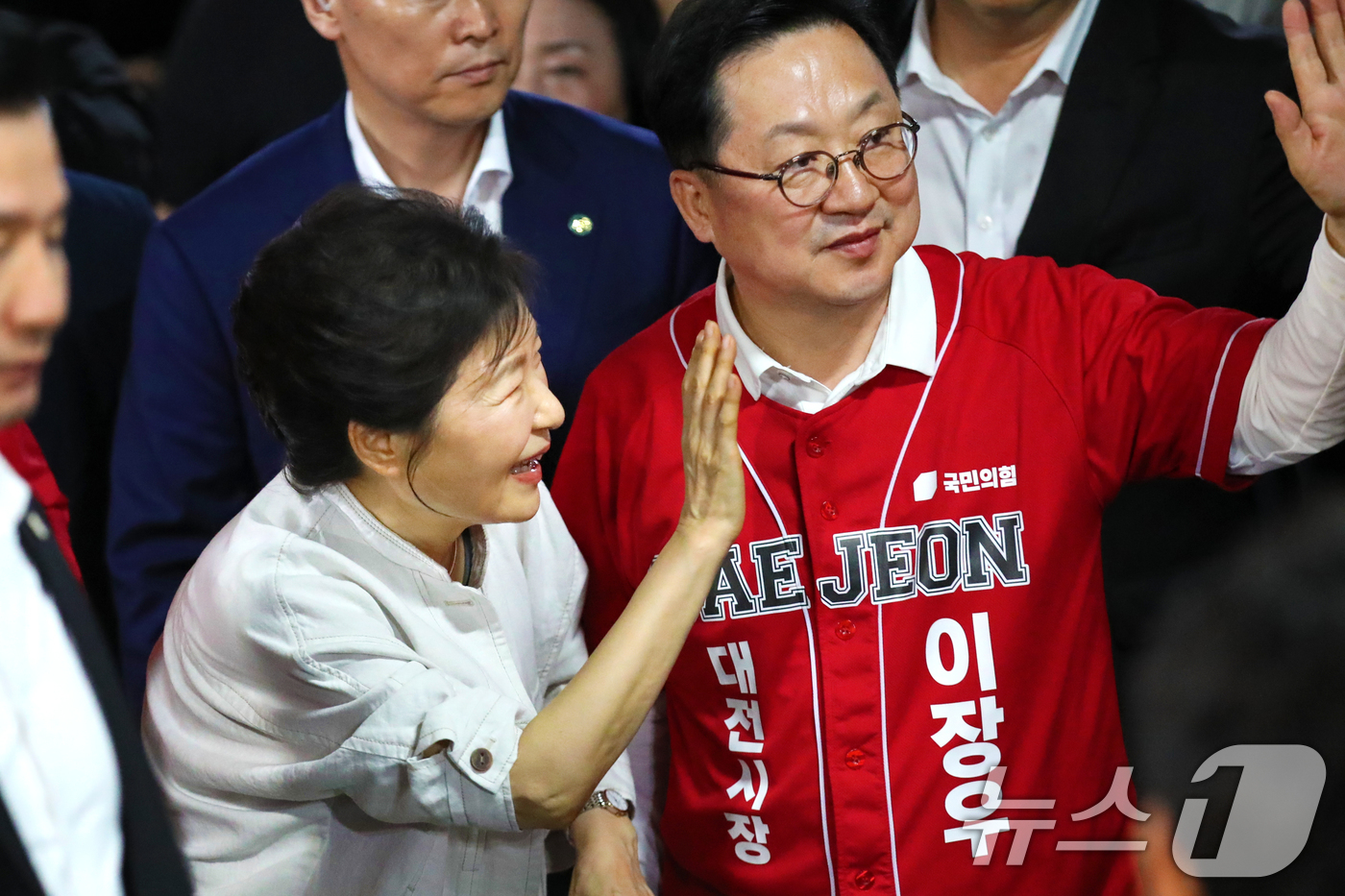 (대전=뉴스1) 김기태 기자 = 박근혜 전 대통령이 25일 대전 서구 이장우 국민의힘 대전시장 후보 선거사무소를 방문하고 있다. (공동취재) 2026.5.25/뉴스1