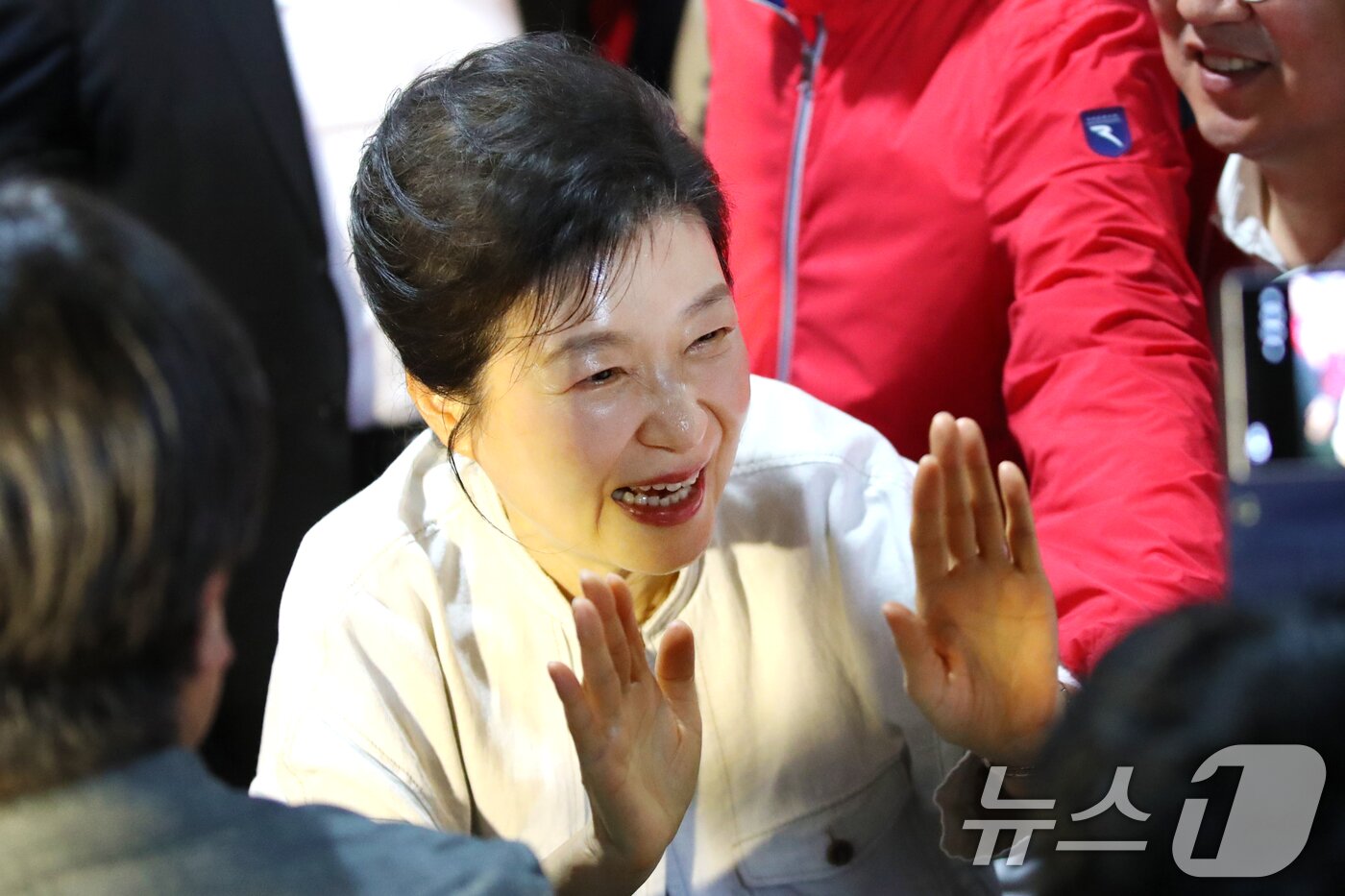 본문 이미지 - 박근혜 전 대통령이 25일 대전 서구 이장우 국민의힘 대전시장 후보 선거사무소를 방문하고 있다. (공동취재) 2026.5.25 ⓒ 뉴스1 김기태 기자