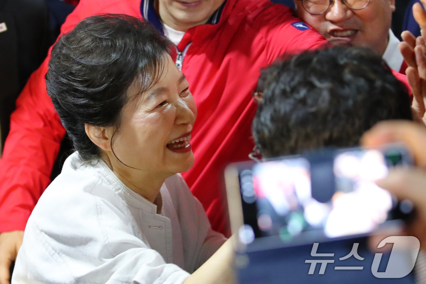 (대전=뉴스1) 김기태 기자 = 박근혜 전 대통령이 25일 대전 서구 이장우 국민의힘 대전시장 후보 선거사무소를 방문하고 있다. (공동취재) 2026.5.25/뉴스1