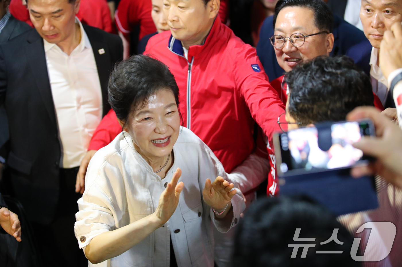 (대전=뉴스1) 김기태 기자 = 박근혜 전 대통령이 25일 대전 서구 이장우 국민의힘 대전시장 후보 선거사무소를 방문하고 있다. (공동취재) 2026.5.25/뉴스1