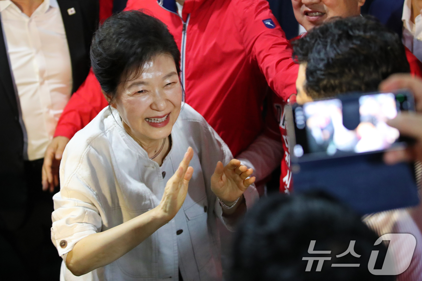 (대전=뉴스1) 김기태 기자 = 박근혜 전 대통령이 25일 대전 서구 이장우 국민의힘 대전시장 후보 선거사무소를 방문하고 있다. (공동취재) 2026.5.25/뉴스1