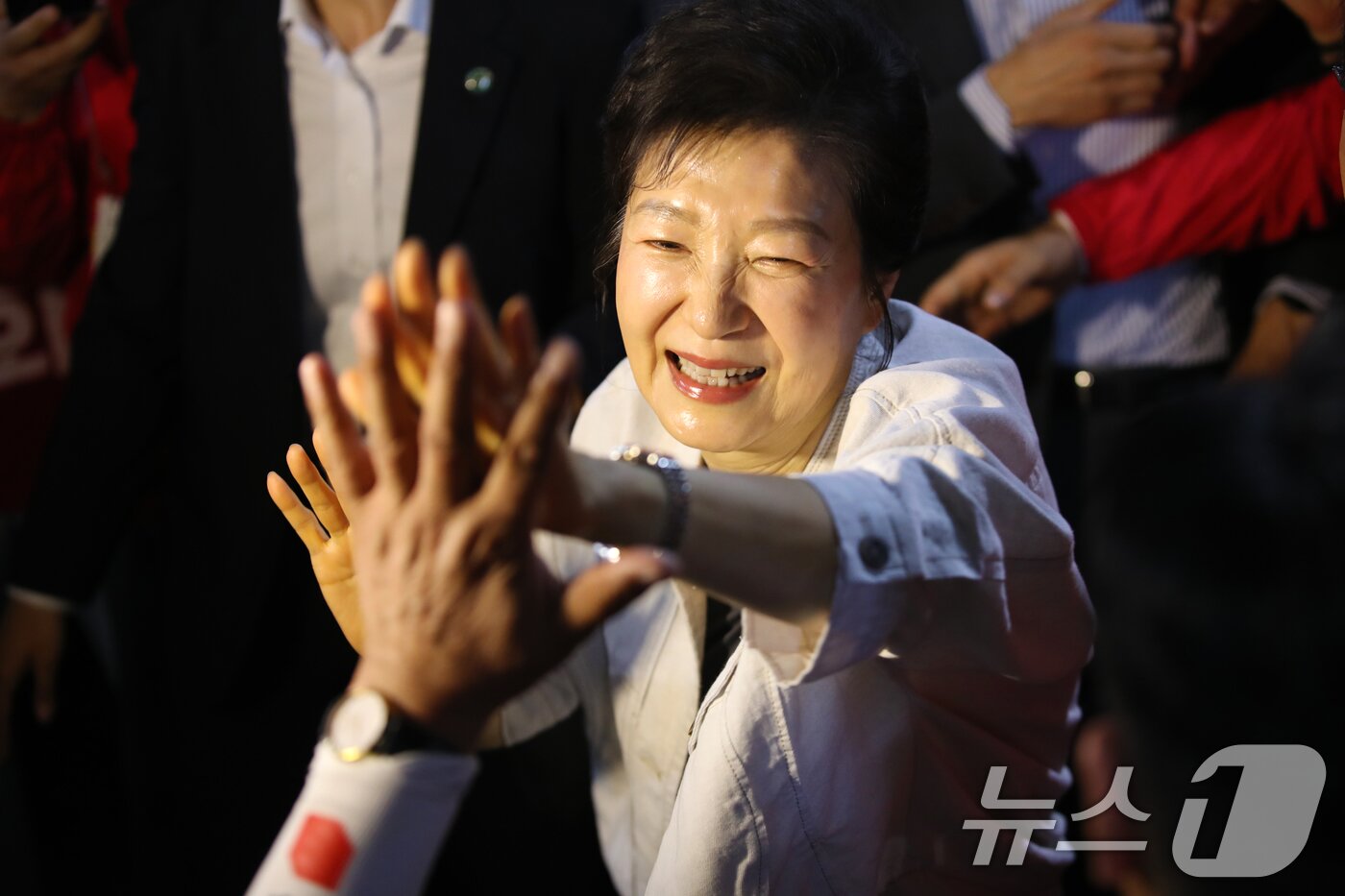본문 이미지 - 박근혜 전 대통령이 25일 대전 서구 이장우 국민의힘 대전시장 후보 선거사무소를 방문하고 있다. (공동취재) 2026.5.25 ⓒ 뉴스1 김기태 기자