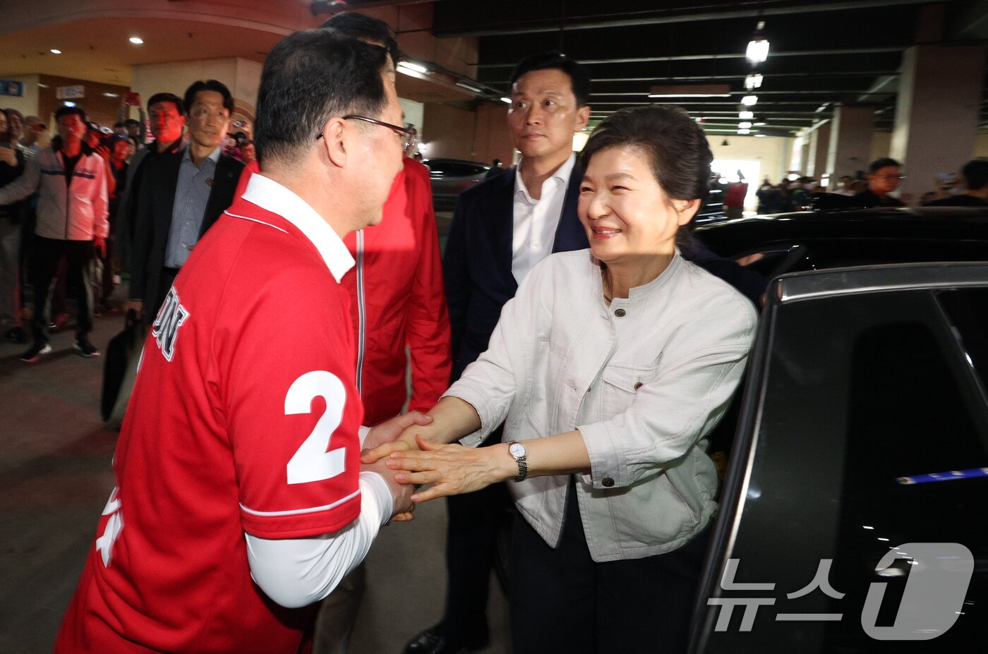 본문 이미지 - 박근혜 전 대통령이 24일 오후 대전 서구의 이장우 국민의힘 대전시장 후보 선거 운동 사무실을 찾아 이 후보와 인사하고 있다. (공동취재) 2026.5.25 ⓒ 뉴스1 김기태 기자