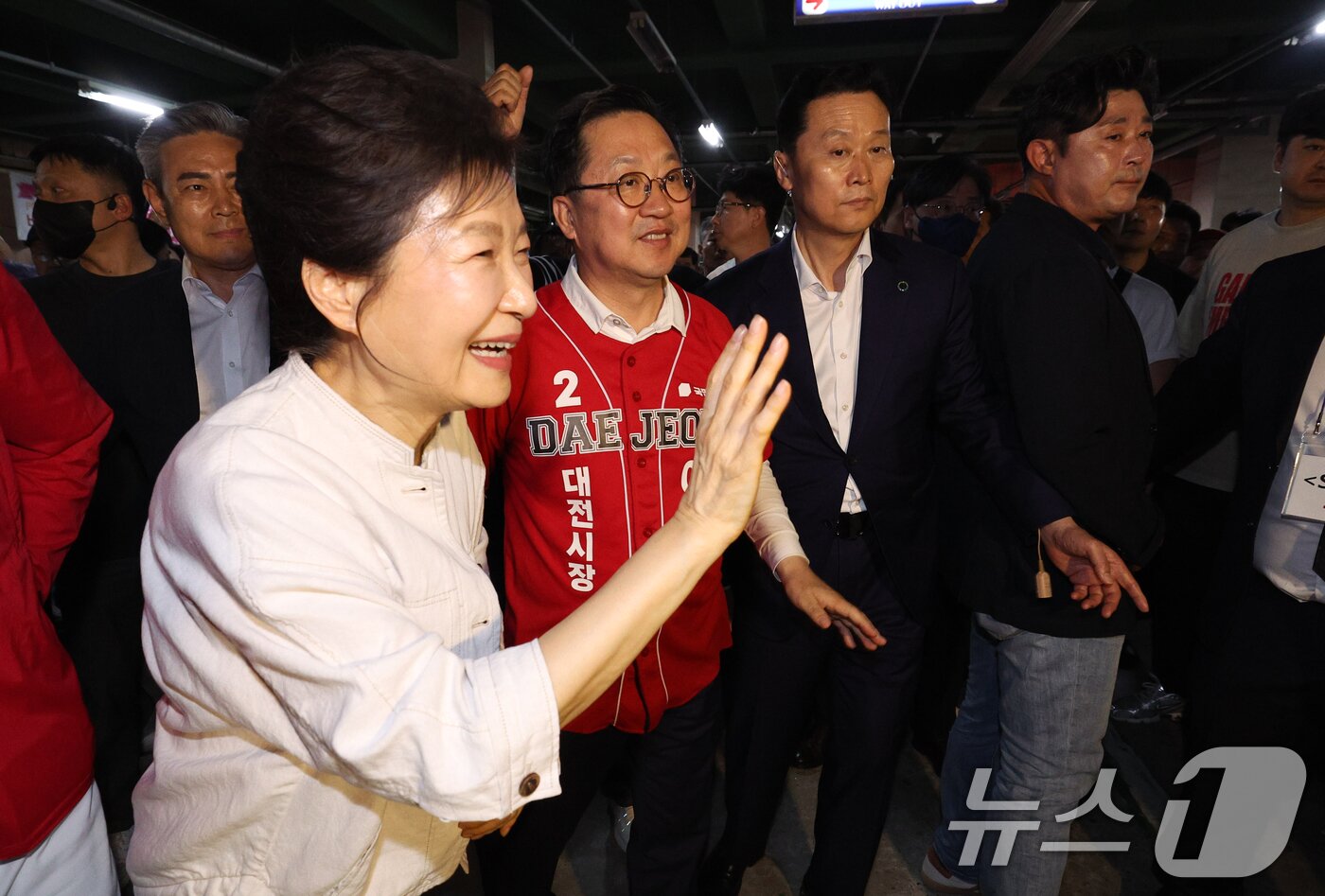 본문 이미지 - 박근혜 전 대통령이 24일 오후 대전 서구의 이장우 국민의힘 대전시장 후보 선거 운동 사무실을 찾아 이동하며 지지자들과 인사하고 있다. (공동취재) 2026.5.25 ⓒ 뉴스1 김기태 기자
