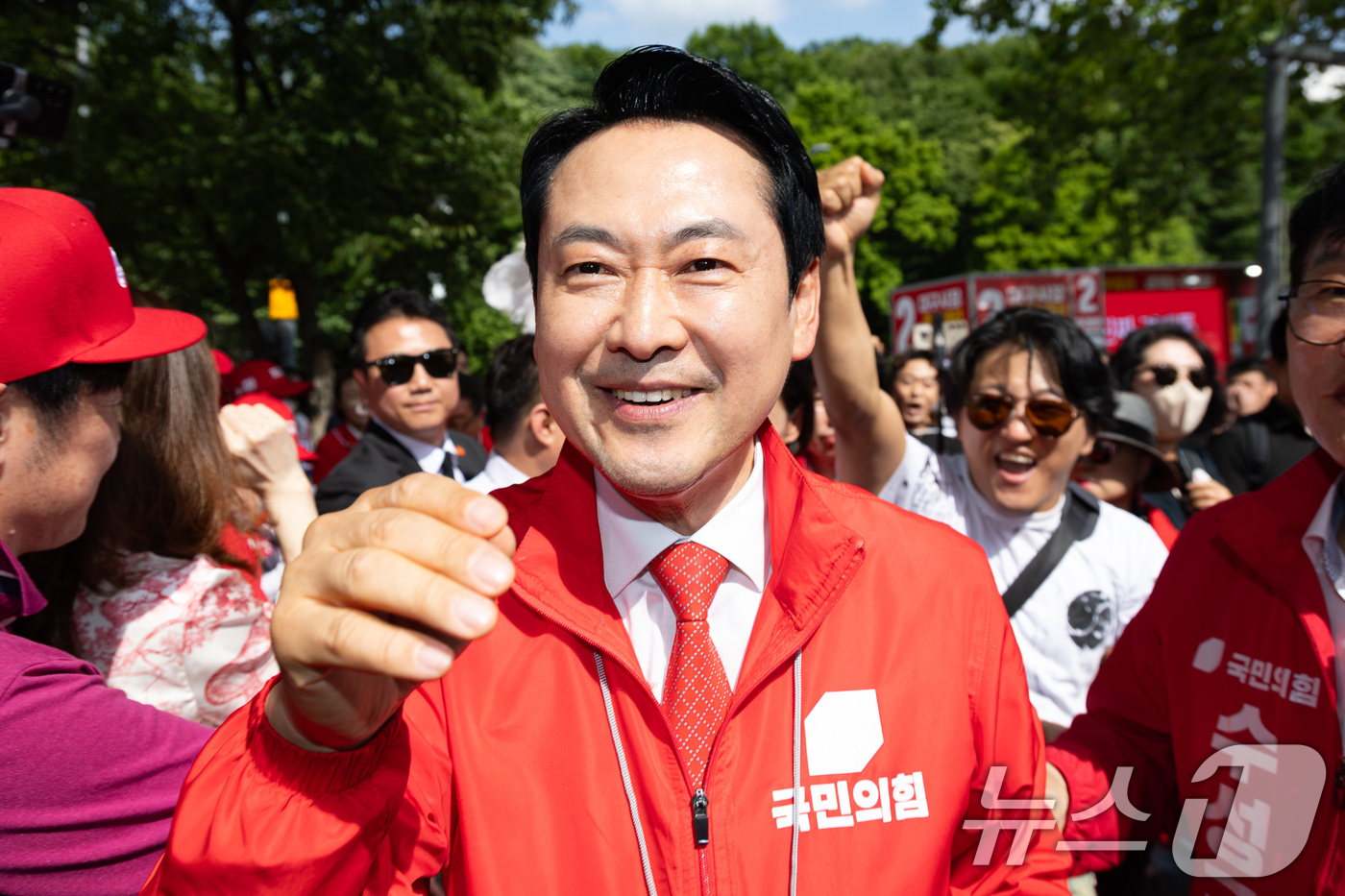 (대구=뉴스1) 유승관 기자 = 장동혁 국민의힘 대표가 25일 대구 수성못을 찾아 주말 나들이를 나온 시민들과 인사하며 지지를 호소하고 있다. 2026.5.25/뉴스1