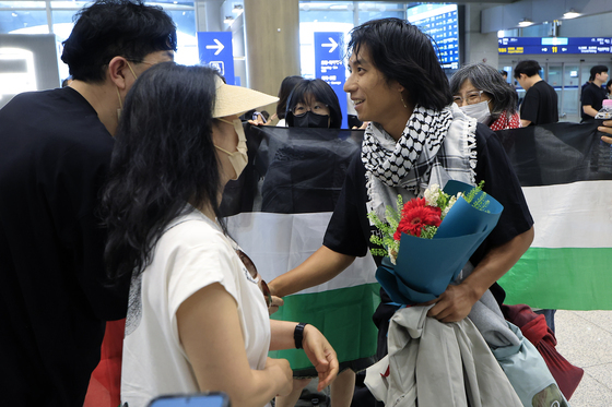 이스라엘에서 석방된 승준 활동가, 인천공항 도착