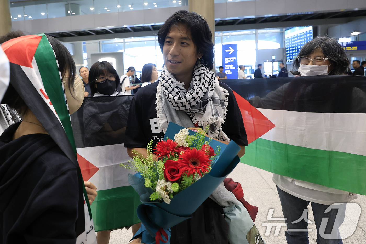 (인천공항=뉴스1) 박정호 기자 = 이스라엘군에게 나포됐다가 석방된 활동가 한국계 미국인 조나단 빅토르 리(활동명 승준) 씨가 25일 오후 인천국제공항 1터미널을 통해 입국해 팔레 …