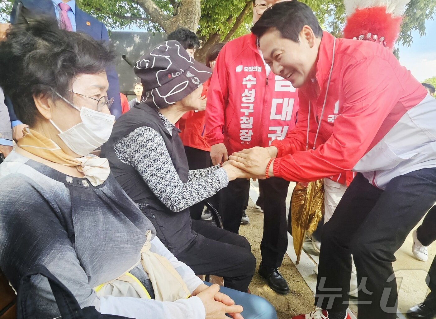 본문 이미지 - 장동혁 국민의힘 대표가 25일 오후 대구 수성구 수성못을 찾아 시민들과 인사를 나누고 있다. 장 대표는 이날 지방선거를 9일 앞두고 추경호 국민의힘 대구시장 후보 지원을 위해 대구를 찾았다. ⓒ 뉴스1 남승렬 기자