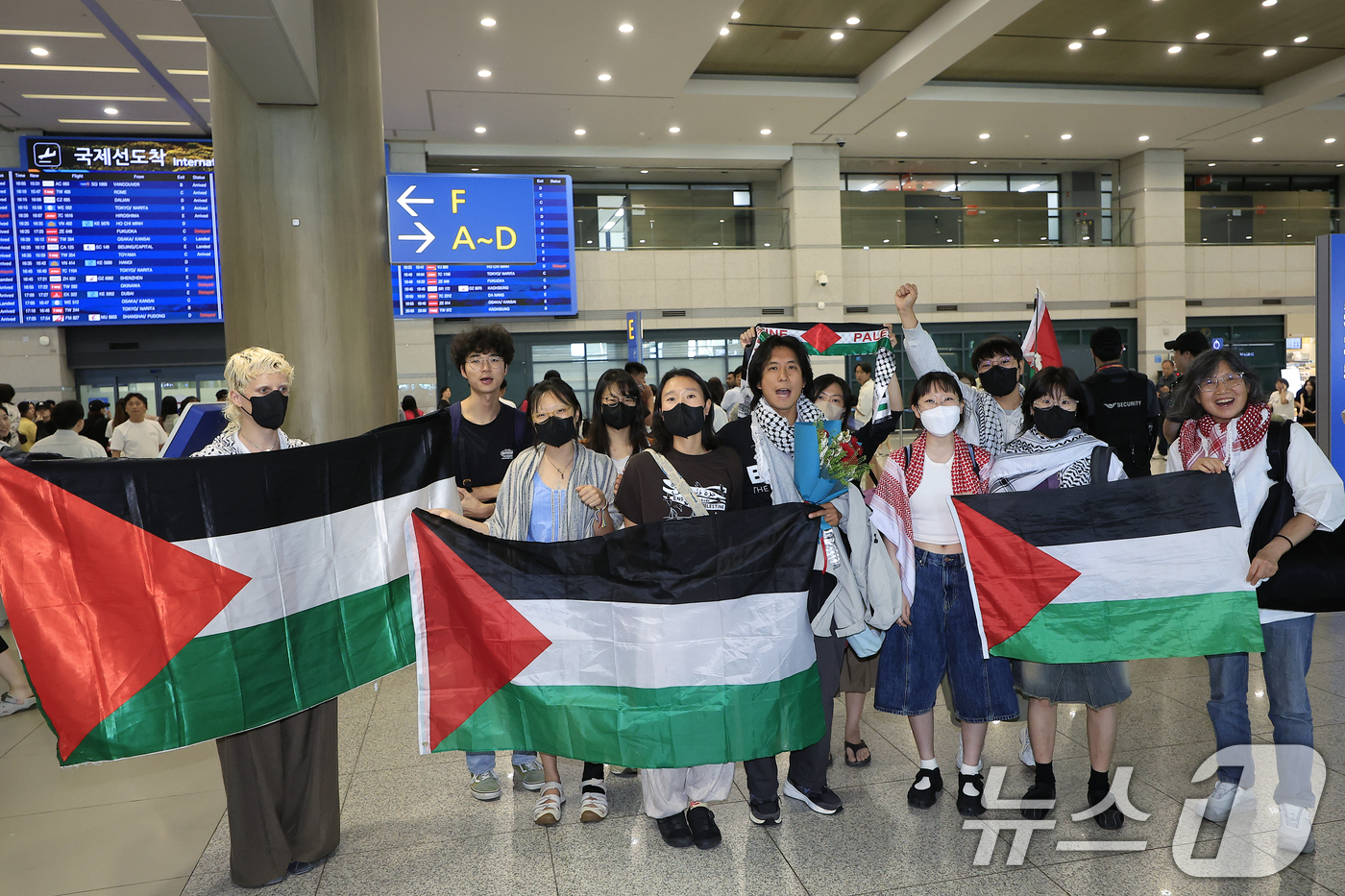(인천공항=뉴스1) 박정호 기자 = 이스라엘군에게 나포됐다가 석방된 활동가 한국계 미국인 조나단 빅토르 리(활동명 승준) 씨가 25일 오후 인천국제공항 1터미널을 통해 입국해 팔레 …