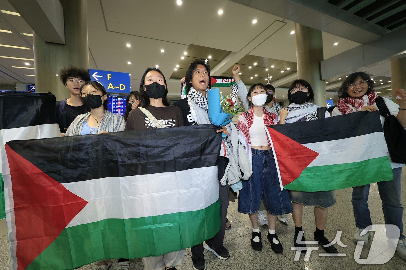 (인천공항=뉴스1) 박정호 기자 = 이스라엘군에게 나포됐다가 석방된 활동가 한국계 미국인 조나단 빅토르 리(활동명 승준) 씨가 25일 오후 인천국제공항 1터미널을 통해 입국해 팔레 …