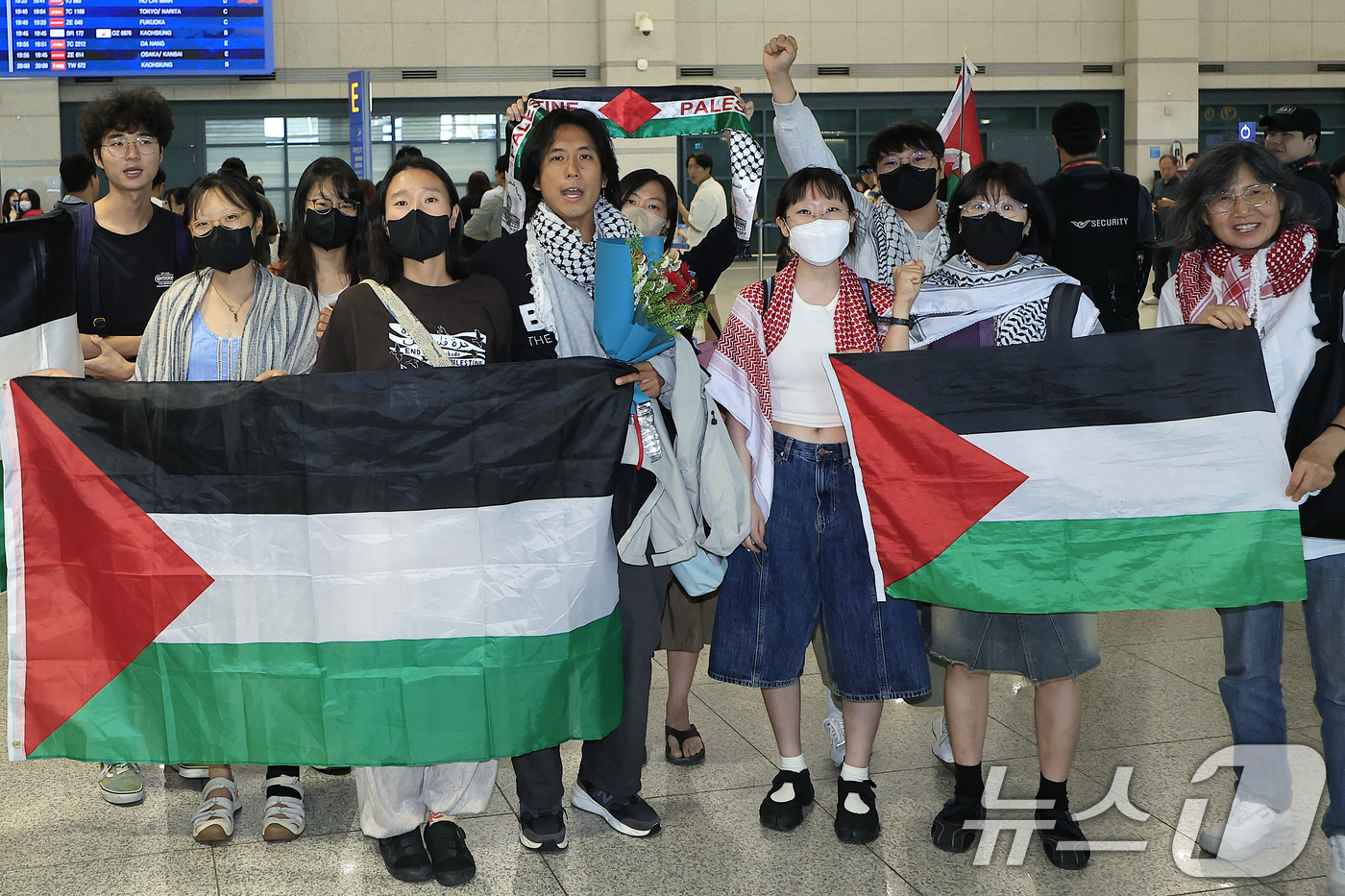 (인천공항=뉴스1) 박정호 기자 = 이스라엘군에게 나포됐다가 석방된 활동가 한국계 미국인 조나단 빅토르 리(활동명 승준) 씨가 25일 오후 인천국제공항 1터미널을 통해 입국해 팔레 …