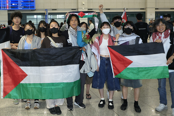 이스라엘서 석방된 승준 활동가, 인천공항 도착해 '프리 프리 팔레스타인'
