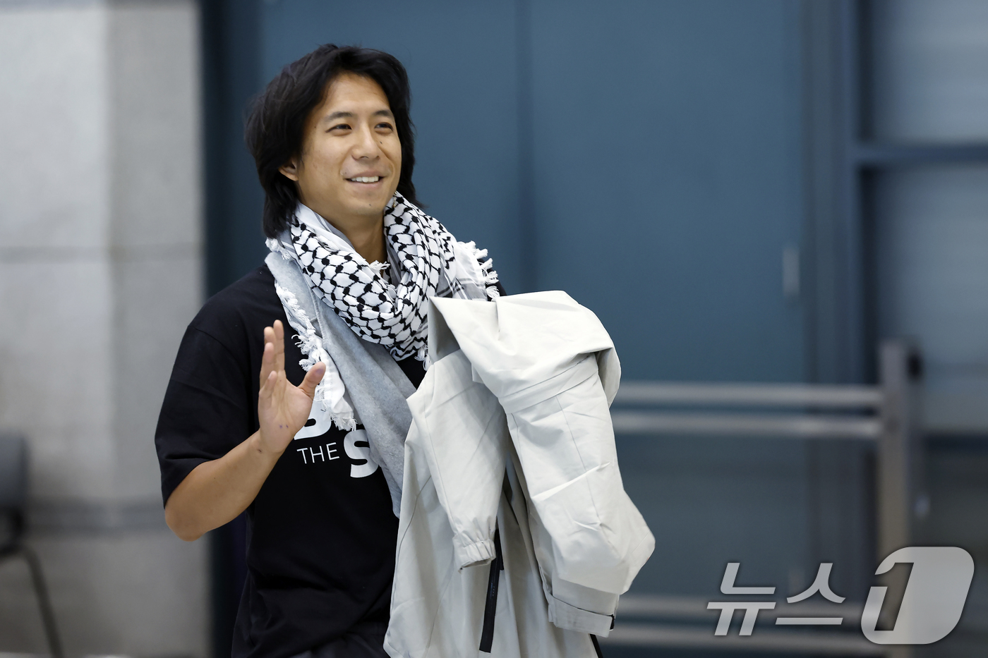 (인천공항=뉴스1) 박정호 기자 = 이스라엘군에게 나포됐다가 석방된 활동가 한국계 미국인 조나단 빅토르 리(활동명 승준) 씨가 25일 오후 인천국제공항 1터미널을 통해 입국하고 있 …