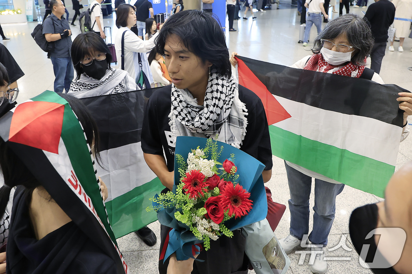 (인천공항=뉴스1) 박정호 기자 = 이스라엘군에게 나포됐다가 석방된 활동가 한국계 미국인 조나단 빅토르 리(활동명 승준) 씨가 25일 오후 인천국제공항 1터미널을 통해 입국해 팔레 …
