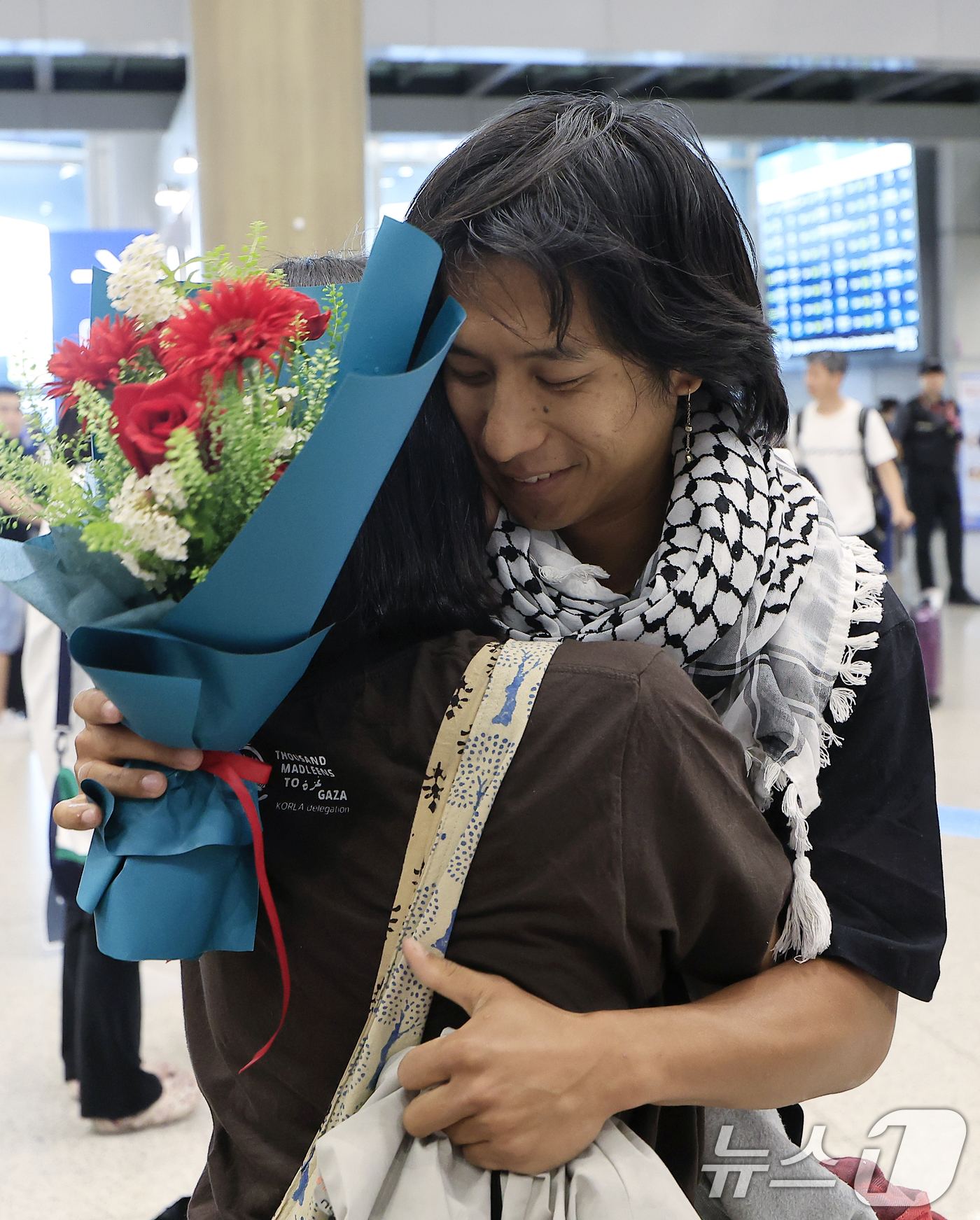 (인천공항=뉴스1) 박정호 기자 = 이스라엘군에게 나포됐다가 석방된 활동가 한국계 미국인 조나단 빅토르 리(활동명 승준) 씨가 25일 오후 인천국제공항 1터미널을 통해 입국해 팔레 …