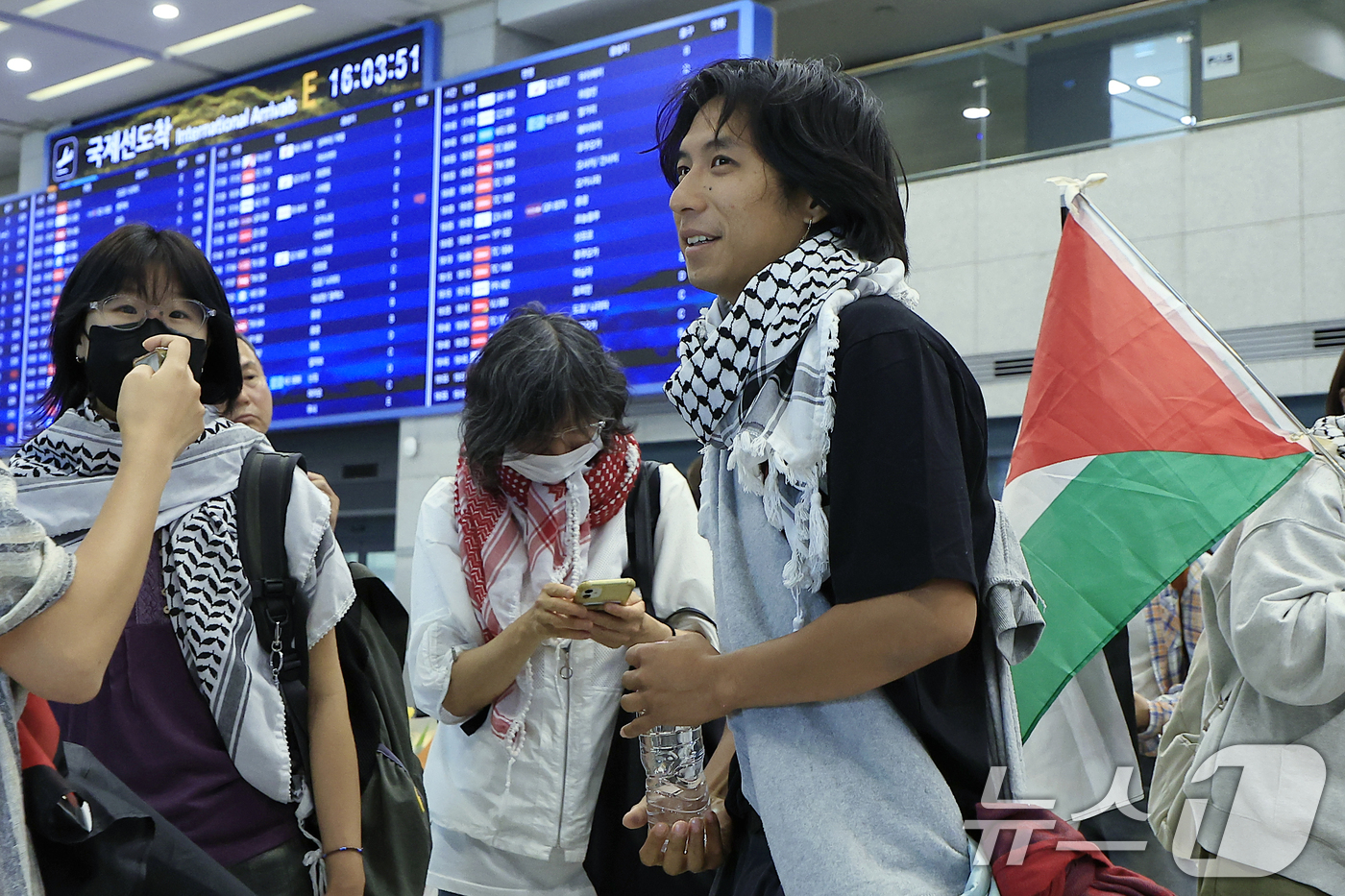 (인천공항=뉴스1) 박정호 기자 = 이스라엘군에게 나포됐다가 석방된 활동가 한국계 미국인 조나단 빅토르 리(활동명 승준) 씨가 25일 오후 인천국제공항 1터미널을 통해 입국해 팔레 …