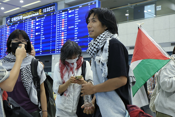 인천공항 도착한 활동가 승준