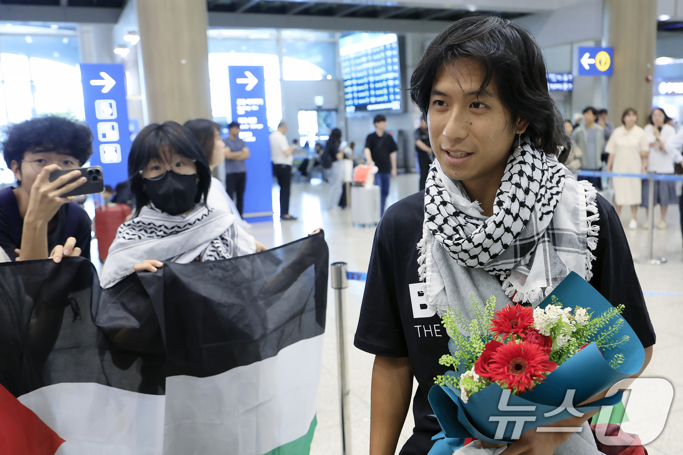 (인천공항=뉴스1) 박정호 기자 = 이스라엘군에게 나포됐다가 석방된 활동가 한국계 미국인 조나단 빅토르 리(활동명 승준) 씨가 25일 오후 인천국제공항 1터미널을 통해 입국해 팔레 …
