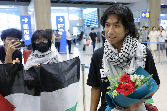 이스라엘에 나포됐던 활동가 승준, 인천공항 도착