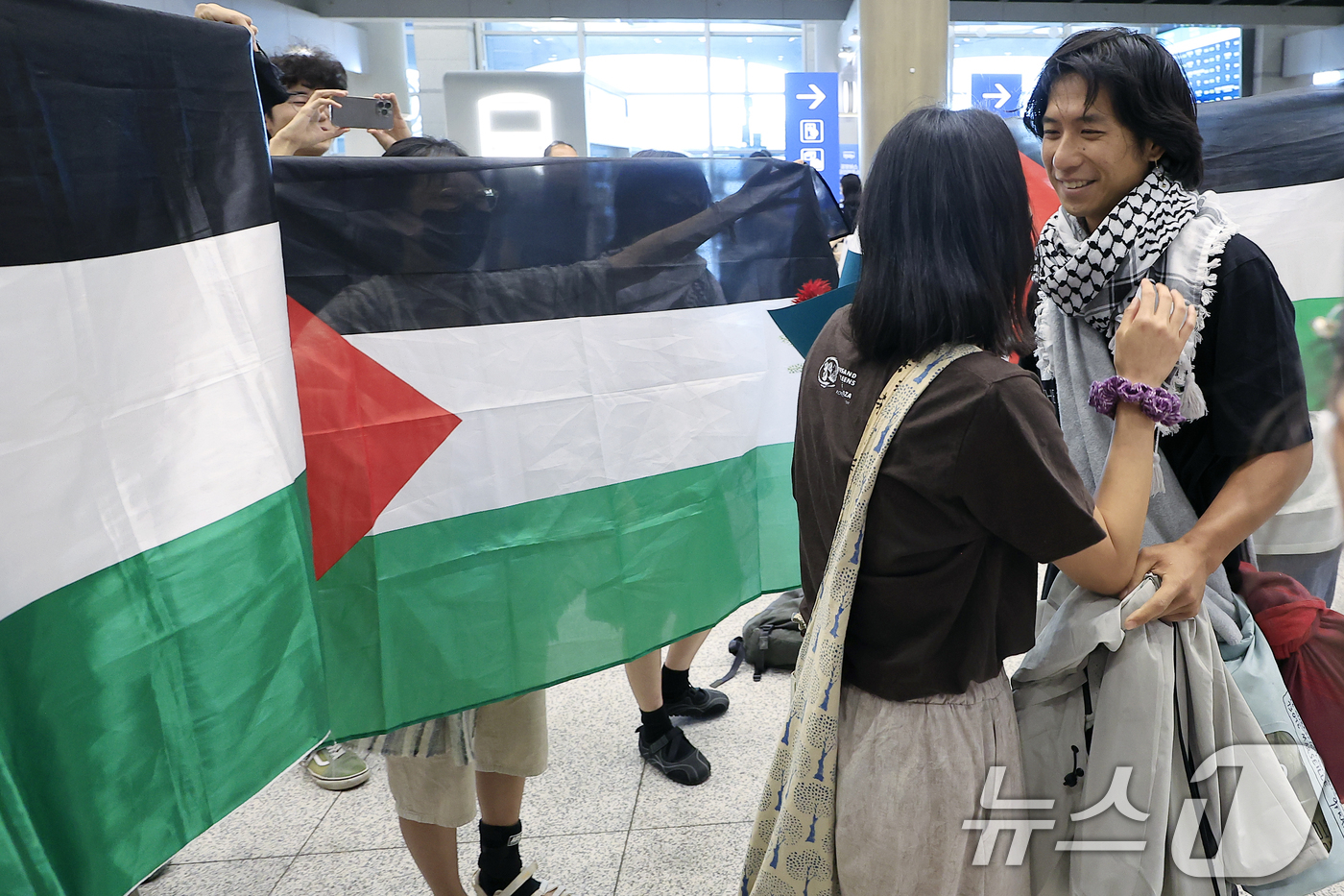 (인천공항=뉴스1) 박정호 기자 = 이스라엘군에게 나포됐다가 석방된 활동가 한국계 미국인 조나단 빅토르 리(활동명 승준) 씨가 25일 오후 인천국제공항 1터미널을 통해 입국해 팔레 …