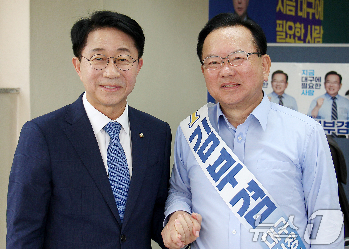 (대구=뉴스1) 공정식 기자 = 김부겸 더불어민주당 대구시장 후보(오른쪽)와 조정식 국회의장 후보가 25일 오후 대구 달서구 김부겸 후보 캠프에서 만나 손잡고 기념촬영을 하고 있다 …