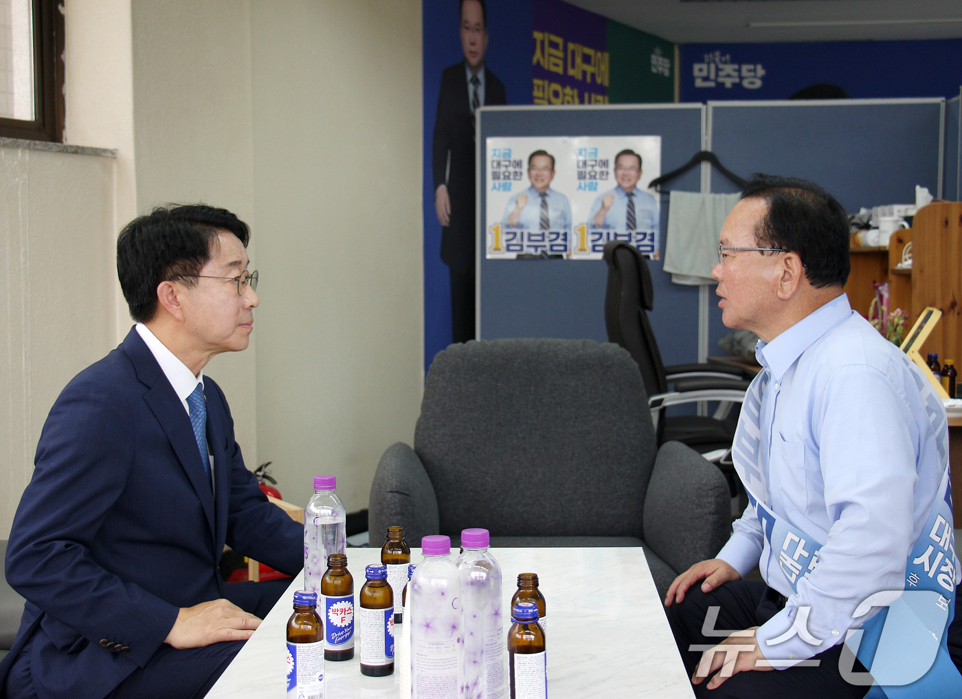 (대구=뉴스1) 공정식 기자 = 김부겸 더불어민주당 대구시장 후보(오른쪽)와 조정식 국회의장 후보가 25일 오후 대구 달서구 김부겸 후보 캠프에서 만나 대화하고 있다.제22대 국회 …