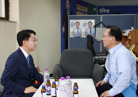 조정식 국회의장 후보와 대화하는 김부겸