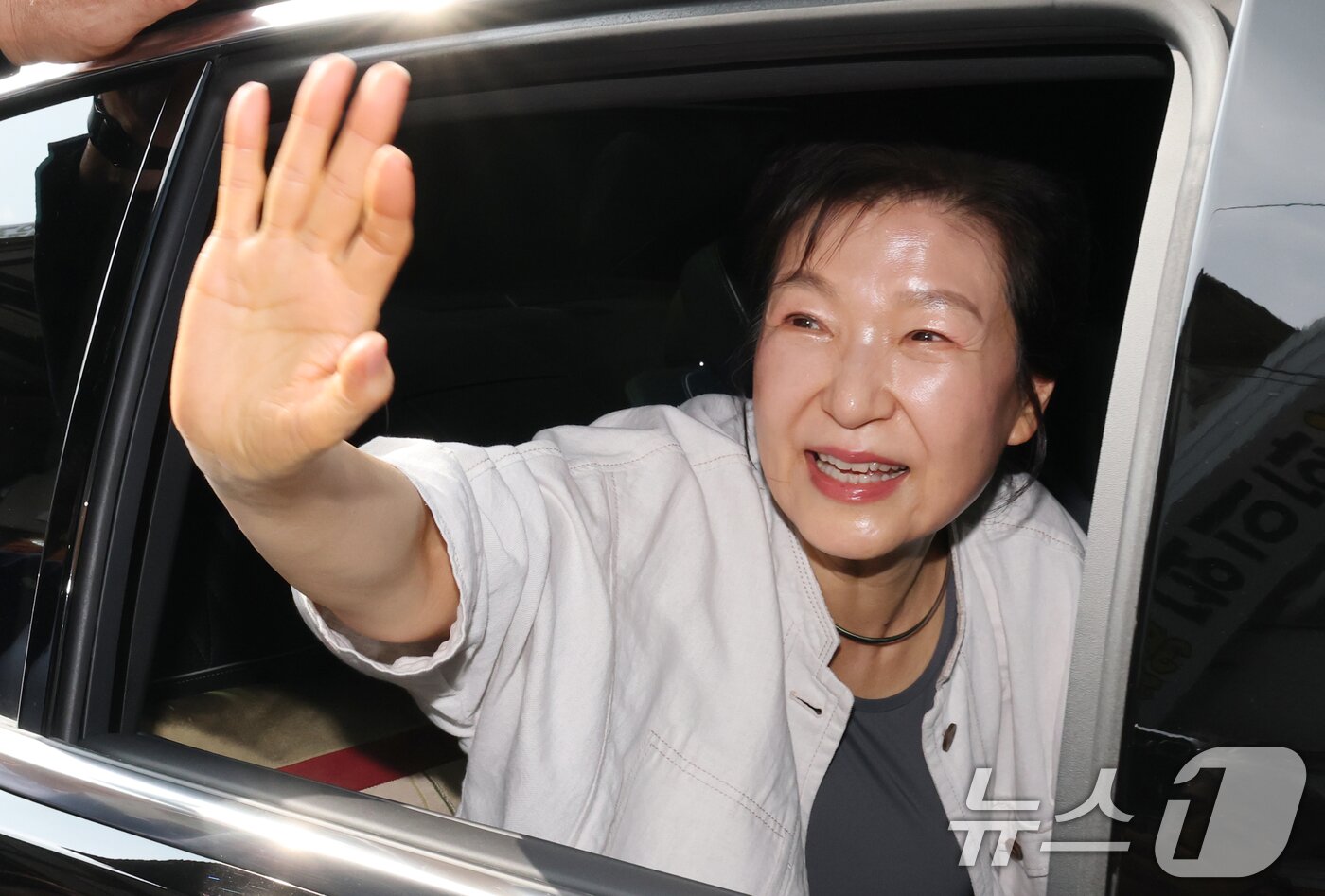 본문 이미지 - 박근혜 전 대통령이 25일 오후 충남 공주 산성시장을 방문해 시민들과 인사한 뒤 차량에 탑승해 손인사 하고 있다. 2026.5.25 ⓒ 뉴스1 김기태 기자