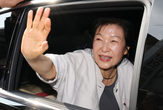 손 인사하는 박근혜 전 대통령
