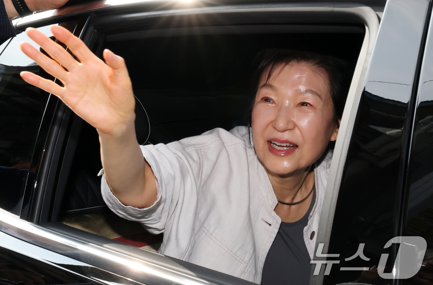 (공주=뉴스1) 김기태 기자 = 박근혜 전 대통령이  25일 오후 충남 공주 산성시장을 방문해 시민들과 인사한 뒤 차량에 탑승해 손인사 하고 있다. 2026.5.25/뉴스1