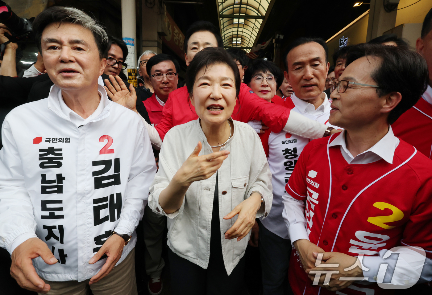 (공주=뉴스1) 김기태 기자 = 박근혜 전 대통령이 25일 오후 충남 공주 산성시장을 방문해 김태흠 국민의힘 충남도지사 후보, 충남지역 후보 지원유세를 하고 있다. 2026.5.2 …