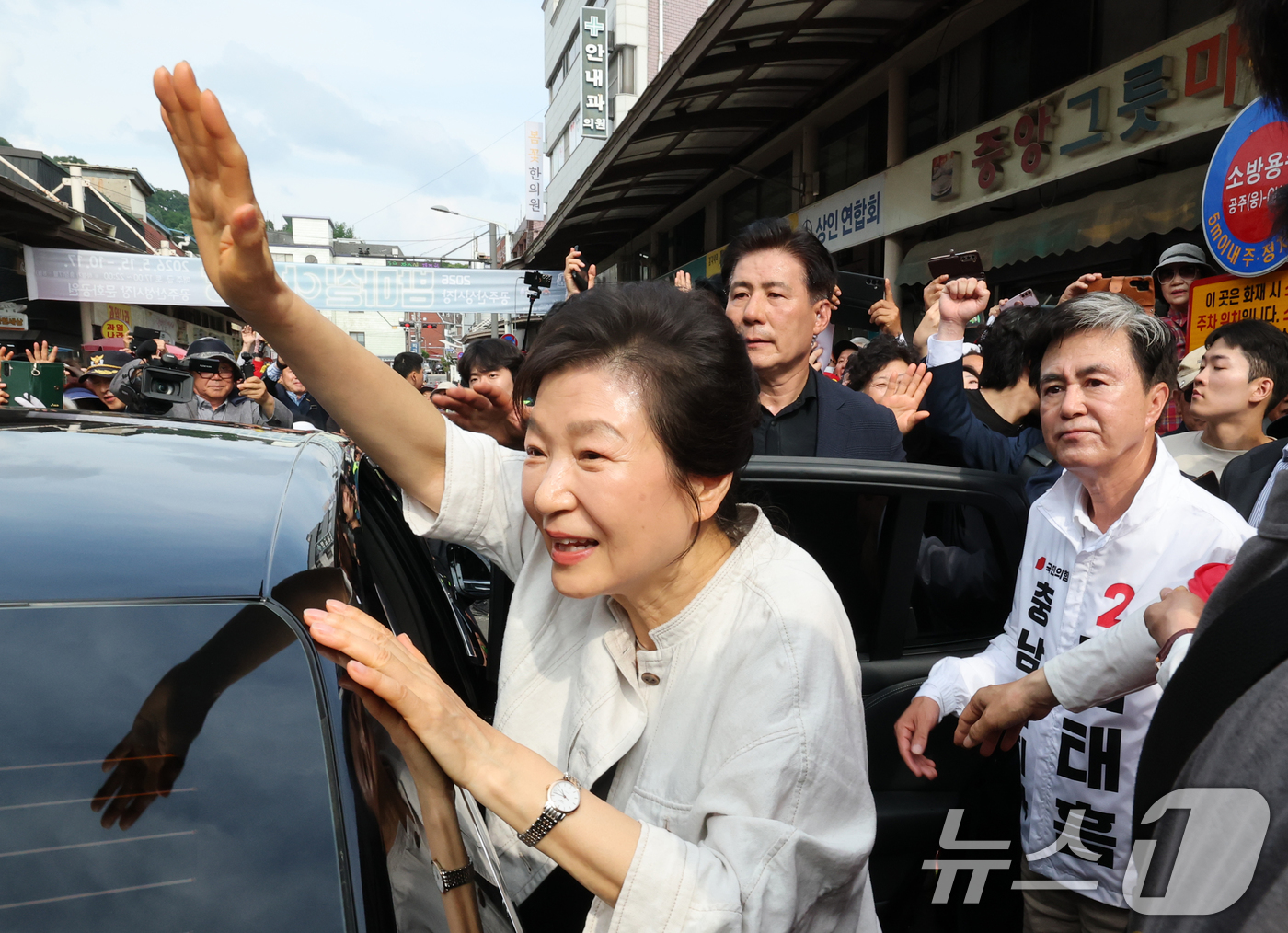 (공주=뉴스1) 김기태 기자 = 박근혜 전 대통령이 25일 오후 충남 공주 산성시장을 방문해 김태흠 국민의힘 충남도지사 후보, 충남지역 후보 지원유세를 하고 있다. 2026.5.2 …