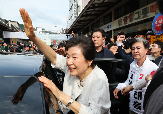 공주시민에게 인사하는 박근혜 전 대통령