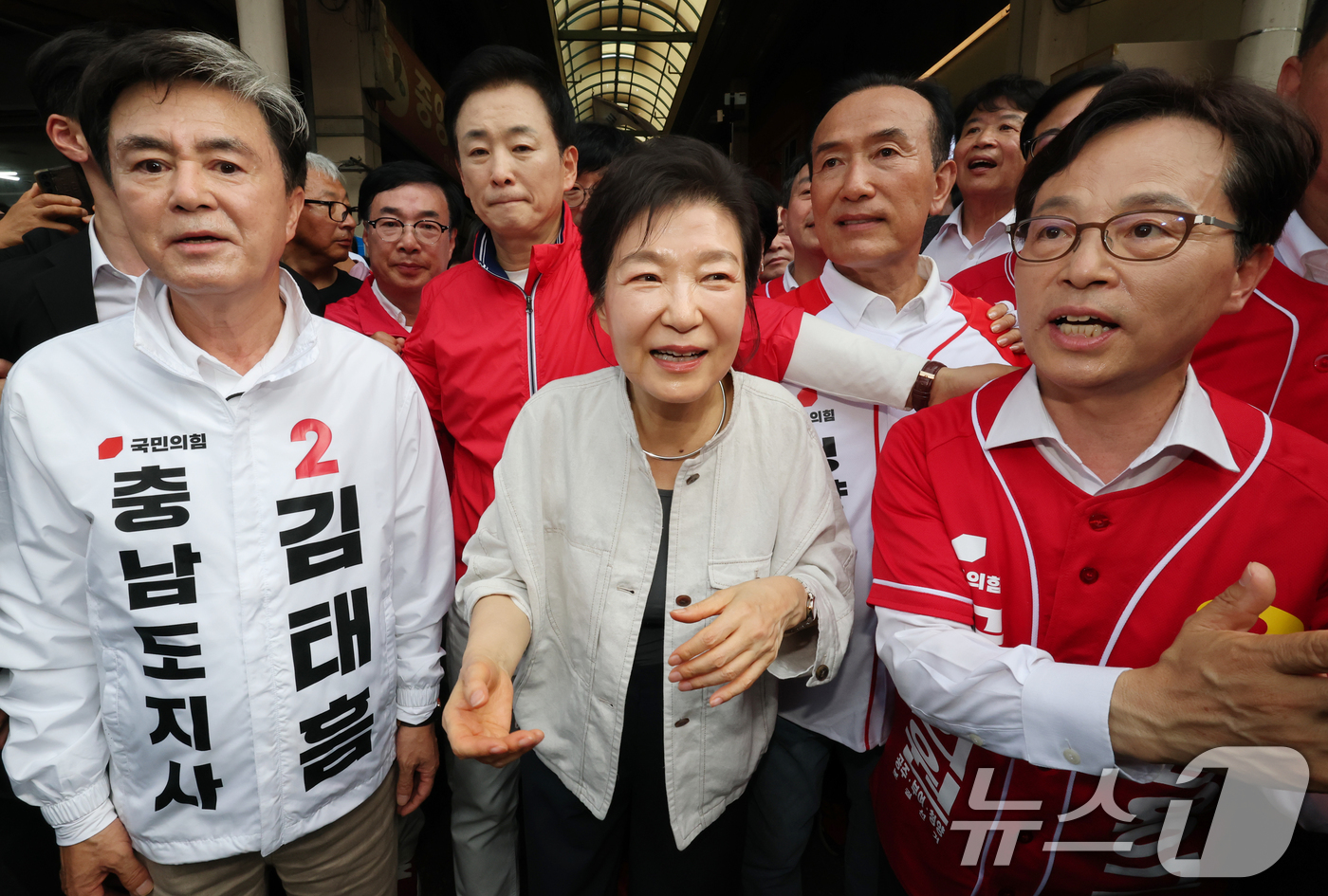 (공주=뉴스1) 김기태 기자 = 박근혜 전 대통령이 25일 오후 충남 공주 산성시장을 방문해 김태흠 국민의힘 충남도지사 후보, 충남지역 후보 지원유세를 하고 있다. 2026.5.2 …